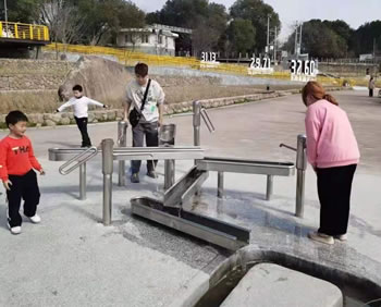 兒童手搖泵取水器游樂設(shè)備